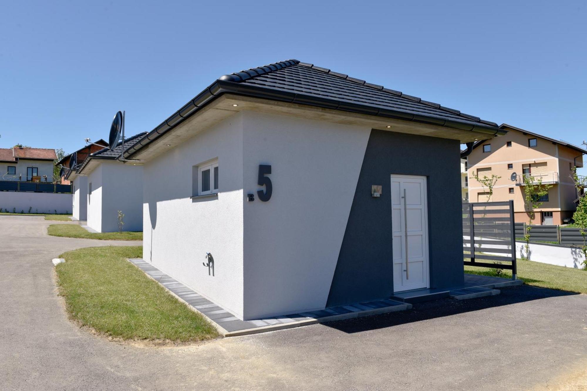 Apartmani I Bungalovi Trojka Banja Luka Bilik gambar